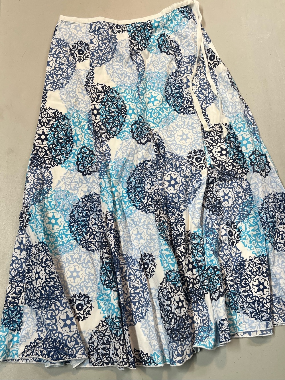 Talbots Petites Women’s Size 4 Blue White Floral Medallion Midi Skirt